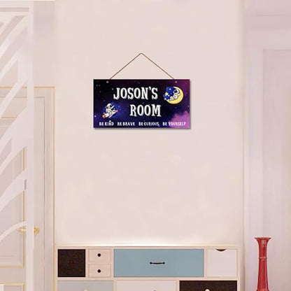Personalized Signs Funny Astronaut Sign Customized Door Art Decoration Exquisite Decorative Signs Custom Name for Kids Room Outer Space Themed Nursery Decor Wall Art Decor For Boys Room Girls Bedroom