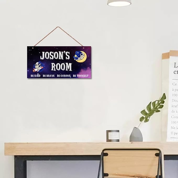 Personalized Signs Funny Astronaut Sign Customized Door Art Decoration Exquisite Decorative Signs Custom Name for Kids Room Outer Space Themed Nursery Decor Wall Art Decor For Boys Room Girls Bedroom