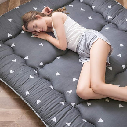 MAXYOYO Grey Triangle Japanese Floor Futon Mattress, Tatami Floor Mat Portable Camping Mattress Kids Sleeping Pad Foldable Roll Up Floor Lounger Pillow Bed Queen Size with Mattress Protector Cover