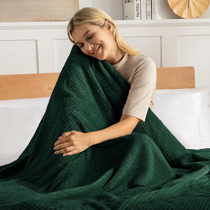 Exclusivo Mezcla Fleece Bed Blanket Twin Size, Super Soft and Warm Blankets for Couch, Sofa and Bed Waffle Textured, Cozy, Fuzzy and Lightweight (Forest Green, 90x66 Inches)