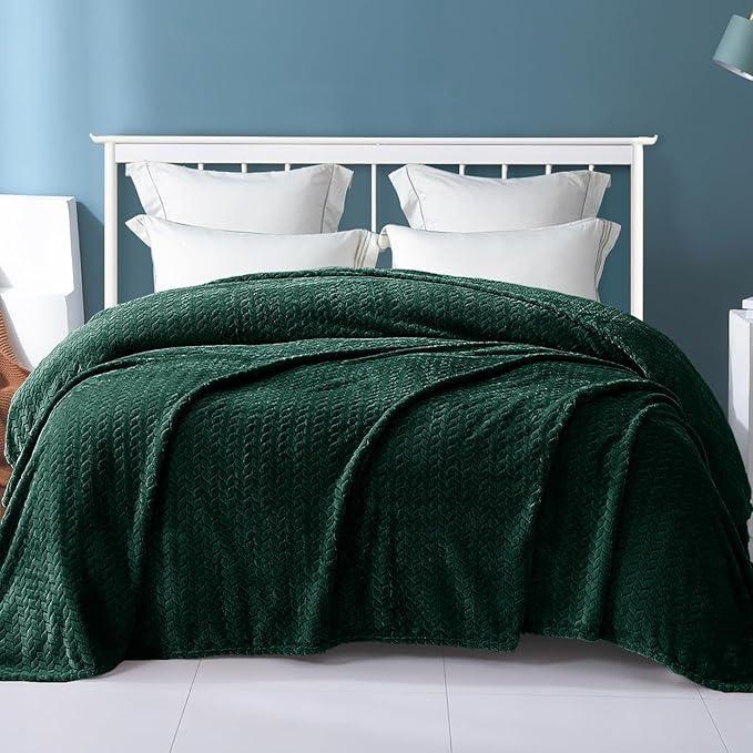 Exclusivo Mezcla Fleece Twin Size Blanket for Bed, 90x66 Inches Soft Cozy Jacquard Flannel Blankets, Lightweight Fuzzy Plush Warm for Winter, Forest Green