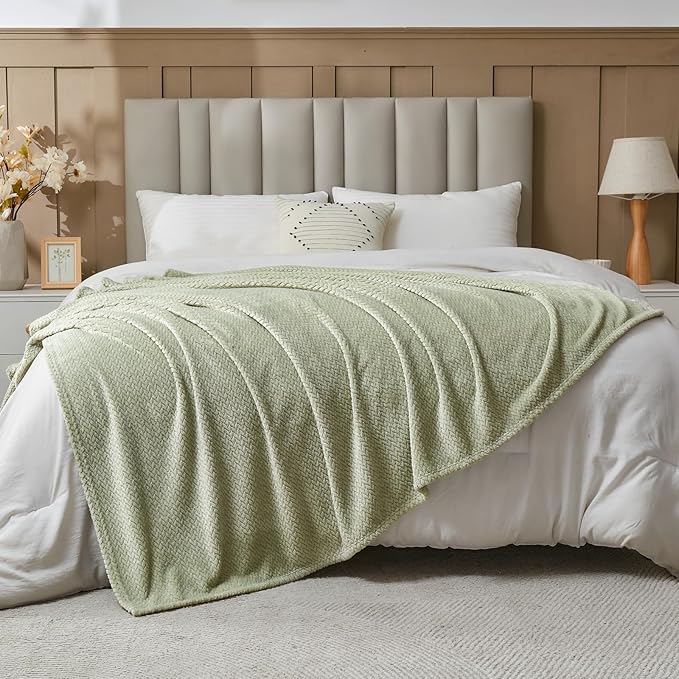 NEWCOSPLAY Super Soft King Blanket Sage Green Premium Silky Flannel Fleece Leaves Pattern Lightweight Bed Blanket All Season Use (Sage Green, King(90"x110"))