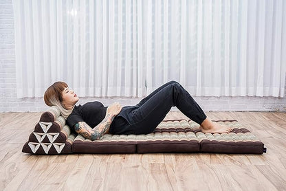 Leewadee 3-Fold Mat XXL with Triangle Cushion – Firm TV Pillow, Foldable Mattress with Cushion Made of Kapok, 67 x 31 inches, Brown