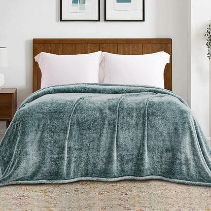 Exclusivo Mezcla Plush Fuzzy Fleece Throw Blanket Extra Large, Super Soft, Fluffy and Warm Blankets for Couch, Bed, Suitable for All Seasons (50x70 Inches, Mixed Green)