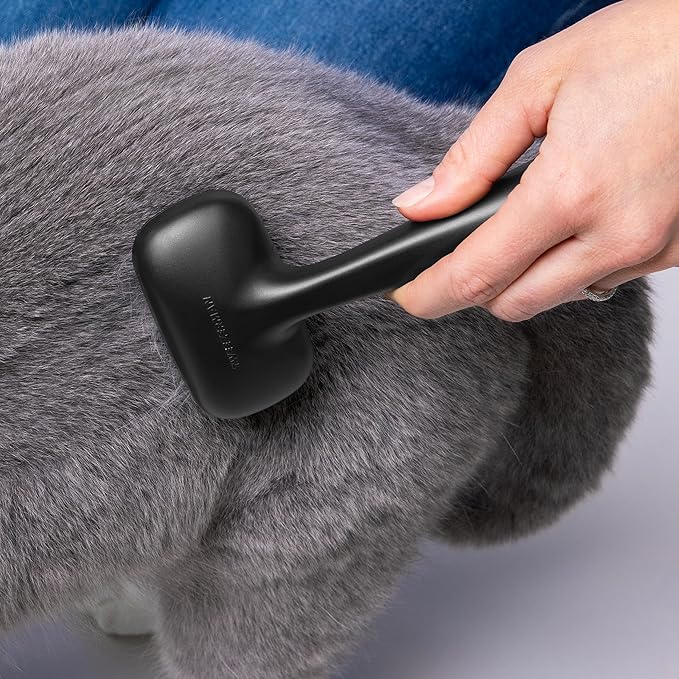 Tweezerman Dog and Cat Slicker Brush for Small Pets, Grooming Brush with Coated Bristles to Prevent Scratching and Ergonomic Handle-Mewly Pet